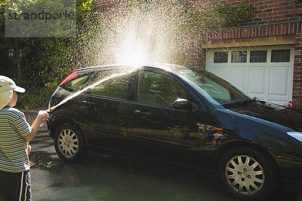 Junge - Person Auto waschen Fahrweg