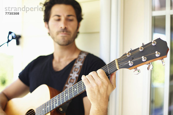 Außenaufnahme Mann Wohnhaus Gitarre Verbindung spielen