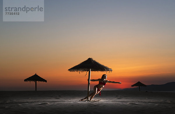 Frau  Strand  Bikini  Sonnenuntergang  Regenschirm  Schirm  unterhalb  Sonnenschirm  Schirm