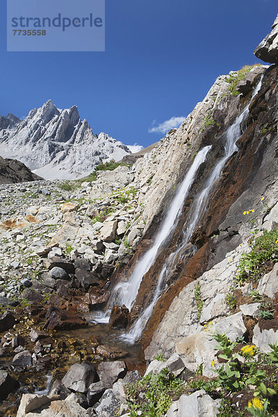 Felsbrocken  Berg  Himmel  Steilküste  fließen  Hintergrund  blau  Wasserfall  Ländliches Motiv  ländliche Motive  Kananaskis Country