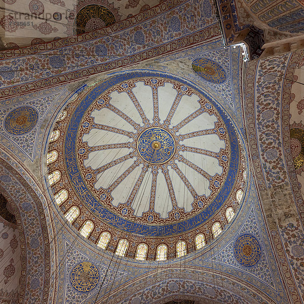 bunt  verziert  Seitenansicht  Gewölbe  Decke  Moschee