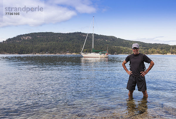 Wasserrand  Senior  Senioren  Mann  Tretboot  Hintergrund  Anker werfen  ankern  Insel  Russell