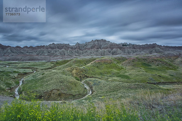Nationalpark  Biegung  Biegungen  Kurve  Kurven  gewölbt  Bogen  gebogen  Amerika  Wolke  lang  langes  langer  lange  Steppe  Bewegungsunschärfe  Verbindung  South Dakota