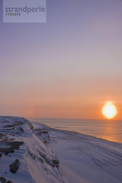 Außenaufnahme  beleuchtet  Winter  Tischset  über  Küste  Meer  Produktion  Schubkarre  vorwärts  zerzaust  Schnee  Sonne  Nebensonne