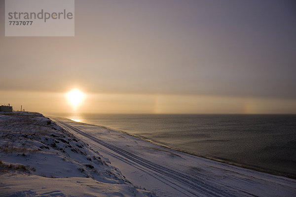 Außenaufnahme  beleuchtet  Winter  Tischset  über  Küste  Meer  Produktion  Schubkarre  2  vorwärts  zerzaust  Schnee  Sonne