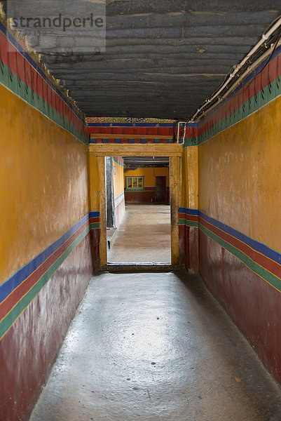Korridor  Korridore  Flur  Flure  Wand  bunt  streichen  streicht  streichend  anstreichen  anstreichend  Streifen  Jokhang Tempel
