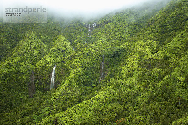 niedrig  liegend  liegen  liegt  liegendes  liegender  liegende  daliegen  Wolke  Hügel  grün  Überfluss  unterhalb  fließen  Wasserfall