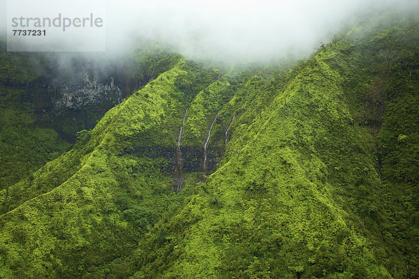 niedrig  liegend  liegen  liegt  liegendes  liegender  liegende  daliegen  Wolke  Hügel  grün  Überfluss  unterhalb  fließen  Wasserfall
