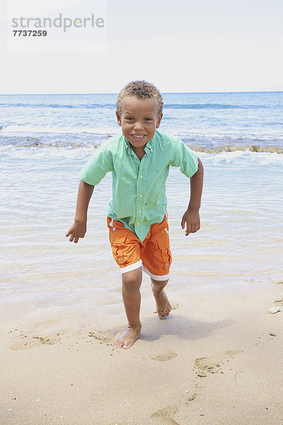 Junge - Person  rennen  Ozean  Sand  jung