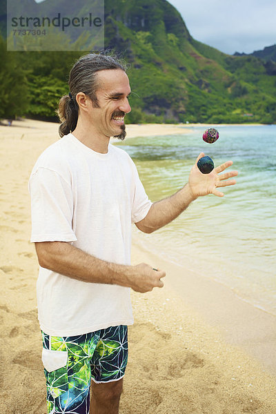 stehend  Mann  Ecke  Ecken  Strand  Tasche  jonglieren