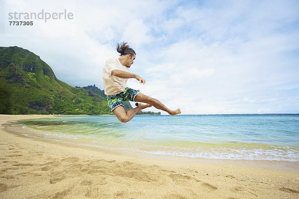 Mann  springen  nehmen  Spiel  Strand  Tasche  Himmel
