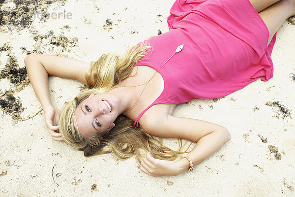 liegend  liegen  liegt  liegendes  liegender  liegende  daliegen  Jugendlicher  Amerika  Sand  pink  Verbindung  Mädchen  Kleid  Hawaii  Maui