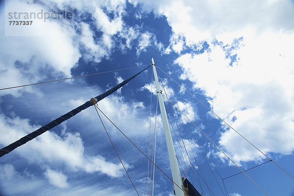 niedrig  Wolke  Himmel  Boot  Schiffsmast  Mast  blau  Ansicht  Flachwinkelansicht  Winkel