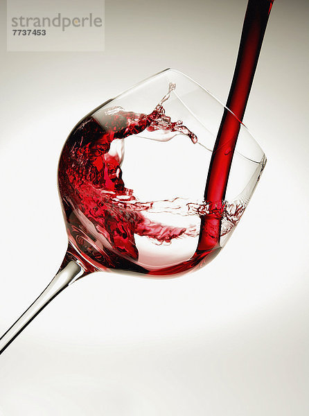 Glas eingießen einschenken Rotwein