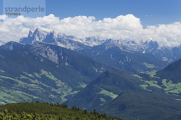 Berg  Felsen  Wolke  Baum  Himmel  Hügel  grün  füllen  füllt  füllend  Tal  blau