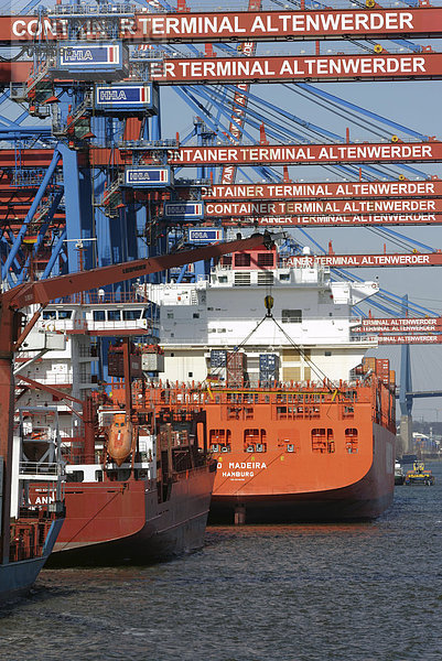 Containerschiffe und Feeder am HHLA Container Terminal Altenwerder  CTA