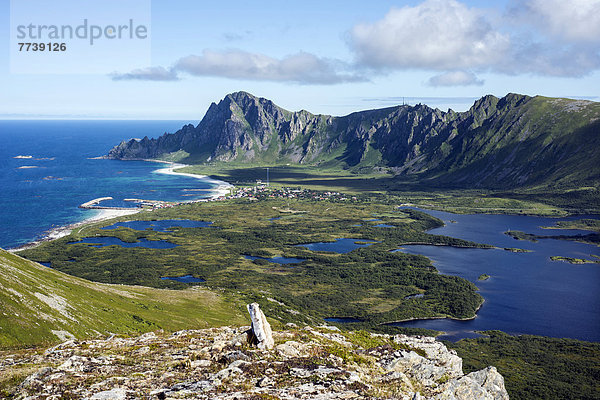 Aussicht auf eiszeitliche Moräne und die Gemeinde Bleik  Wasserlöcher und Seen  hinten Felsenkette