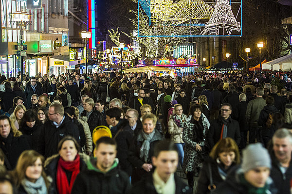 Menschenmengen drängen sich zwischen Geschäften und Weihnachtsmarkt-Ständen  Fußgängerzone in der Essener Innenstadt  Kettwiger Straße
