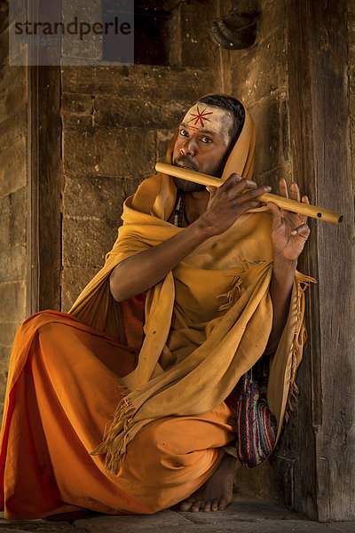 Sadhu beim Flöte spielen