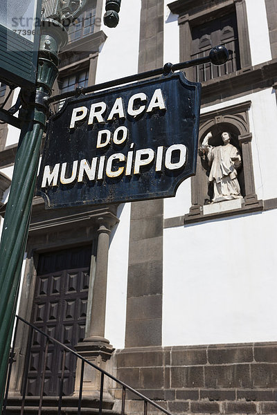 'Schild ''Praco do Municipio'' vor dem Rathaus von Funchal oder Camara Municipal  Praco do Municipio'