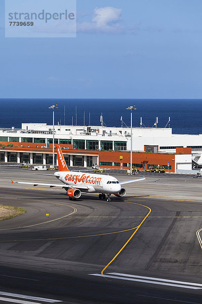 Ein Airbus der easyjet.com vor dem Flughafen von Madeira  LPMA  Funchal Airport oder Airport Santa Catarina