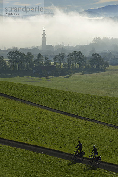 Elektro-Radfahrer am Tannberg  Köstendorf  Wallersee  Salzburger Seenland  Salzburg  Österreich  Europa