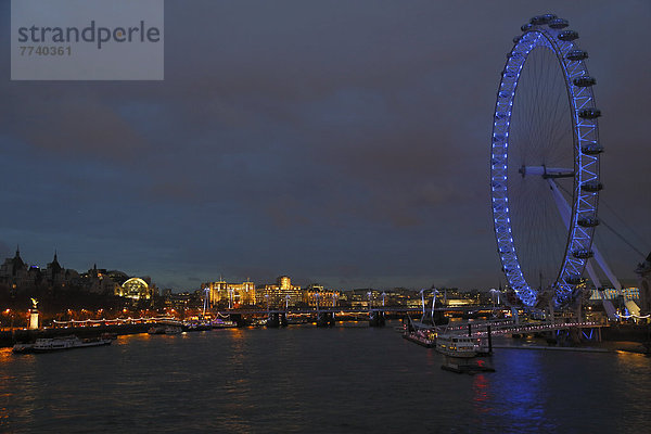 River Thames oder Themse mit Riesenrad London Eye  auch Millennium Wheel  gesehen von der Westminster Bridge  am Abend