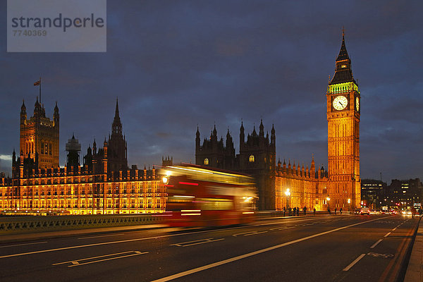 Westminster Bridge  Elizabeth Tower oder Big Ben  Houses of Parliament  vorbei an rotem Doppeldeckerbus am Abend