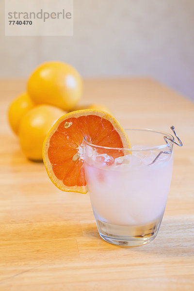 Grapefruitcocktail im Glas auf dem Tisch