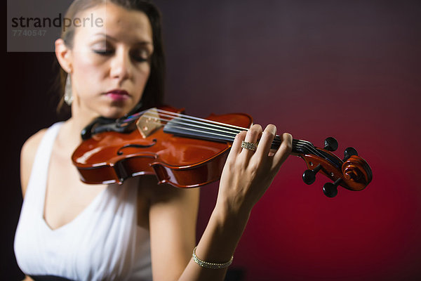 Junge Frau mit Geige