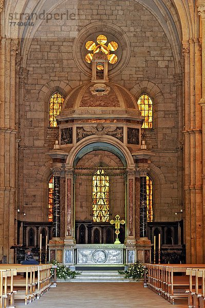 Altar mit Altarbaldachin  Hauptschiff der Klosterkirche des Benediktinerklosters Abtei von Casamari  Abbazia di Casamari