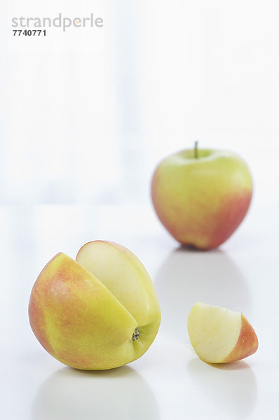 Äpfel auf weißem Grund  Nahaufnahme