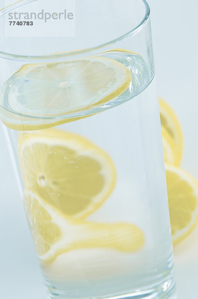 Glas Wasser mit Zitronenscheiben  Nahaufnahme