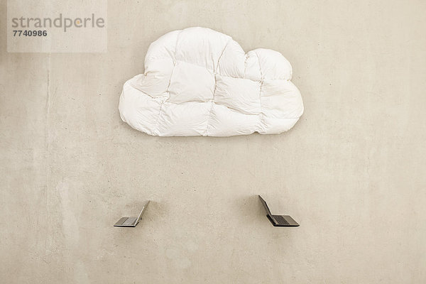 Zwei Laptops unter dem wolkenförmigen Kissen