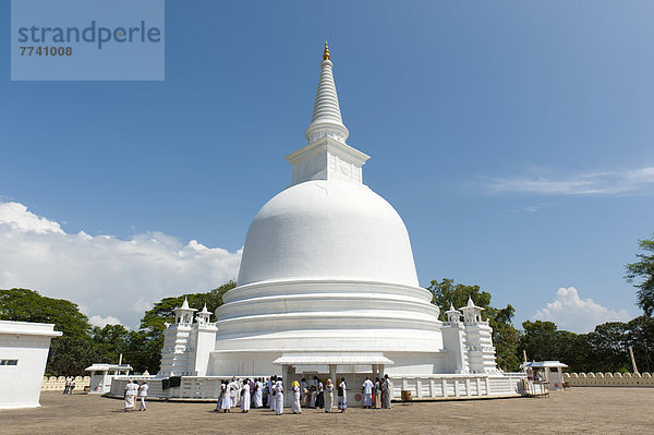 Großer weißer Stupa  buddhistischer Tempel Mahiyangana