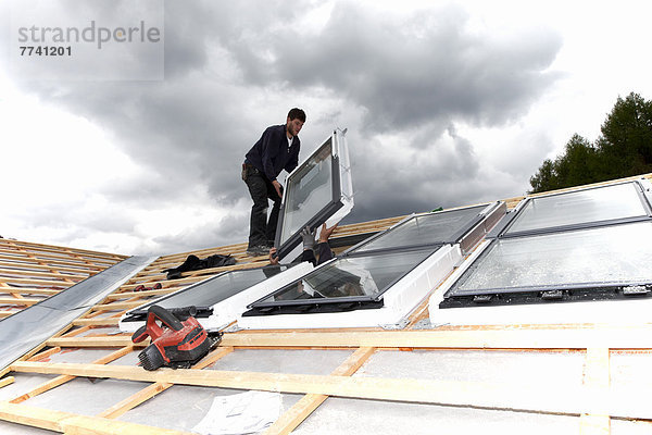 Europa  Deutschland  Rheinland-Pfalz  Arbeiter beim Einbau von Dachfenstern