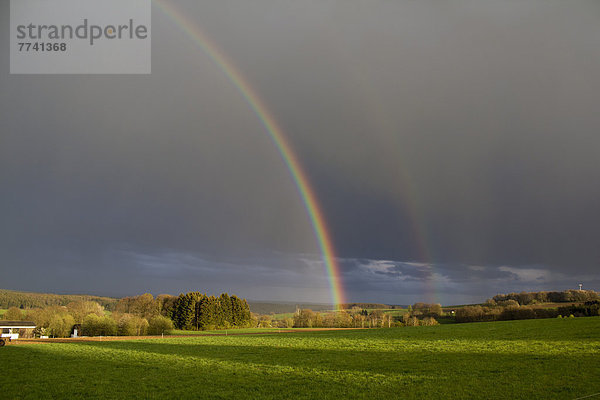 Europa  Deutschland  Rheinland-Pfalz  Blick auf den Regenbogen in ländlicher Landschaft