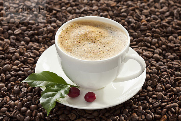Tasse Kaffee mit Bohnen  Nahaufnahme