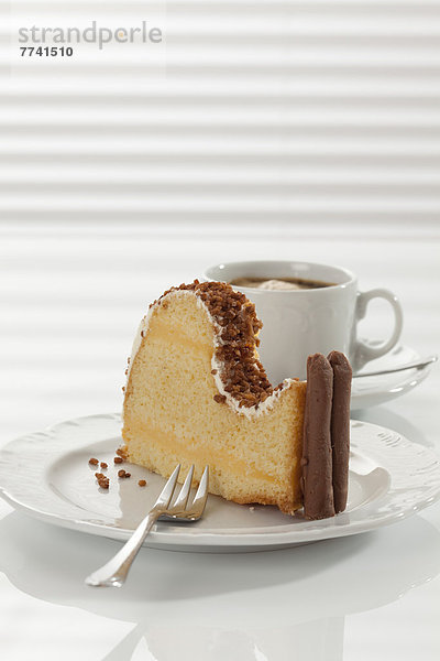 Limettenkuchen mit Tasse Kaffee  Nahaufnahme