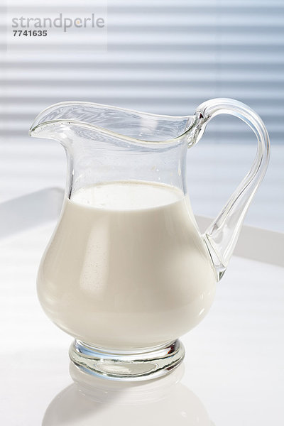 Milch im Glaskrug  Nahaufnahme