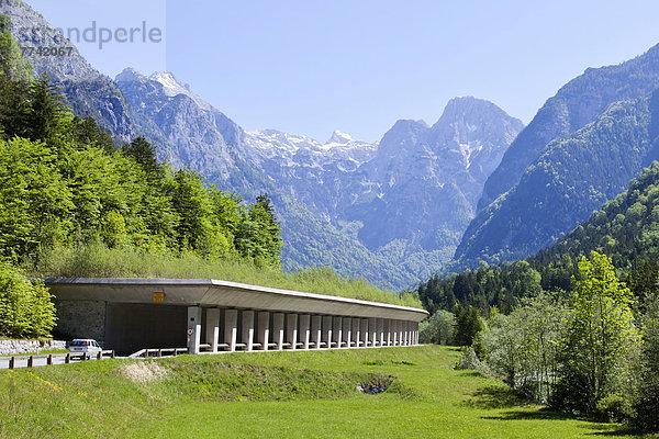 Lawinenschutzdach  Einhausung  im Soca-Tal  Julische Alpen  bei Bovec  Slowenien  Europa