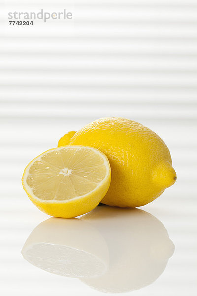 Ganze und halbierte frische Zitrone  Nahaufnahme