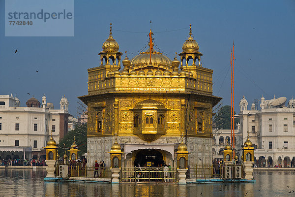 Hari Mandir oder Goldener Tempel  im Amrit Sagar oder Heiliger See  Hauptheiligtum der Sikh-Religionsgemeinschaft