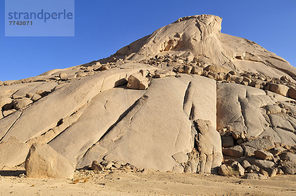 Algerien  Große Granitkuppel bei Tehenadou