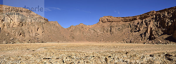 Algerien  Salzpfanne in der Vulkanlandschaft des unteren Ouksem-Kraters in der Region Menzaz