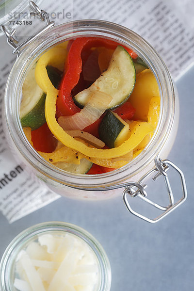 Gebratener Zucchini-Pfeffersalat im Glas