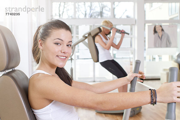 Junge Frauen trainieren im Fitnessstudio