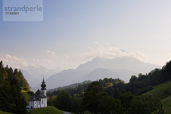 Deutschland  Bayern  Blick auf Kapelle Maria Gern und Watzmann-Gebirge im Hintergrund