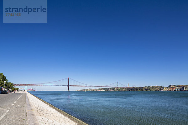 Portugal  Lissabon  Blick auf die 25 de Abril Brücke am Tejo