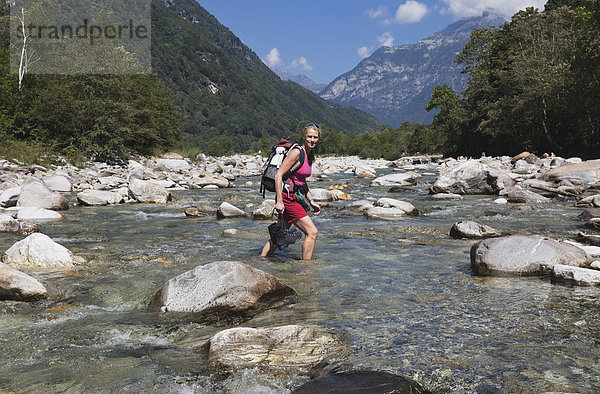 Europa  Schweiz  Reife Frau beim Wandern am Verzasca Fluss